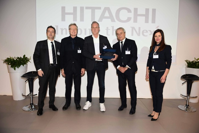 Hitachi riceve il premio da Sonepar
